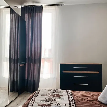 Apartmets Domovik мира 11с кв 7 вместительная трёхкомнатная *