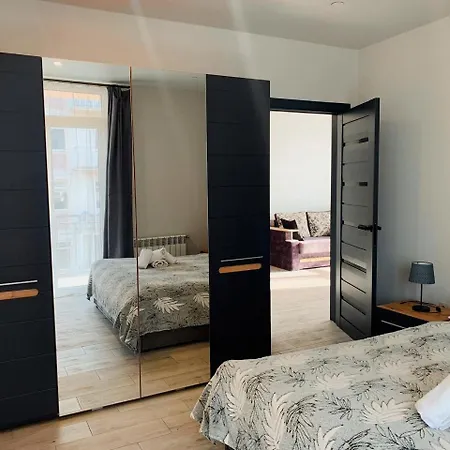 Apartmets Domovik мира 11с кв 7 вместительная трёхкомнатная