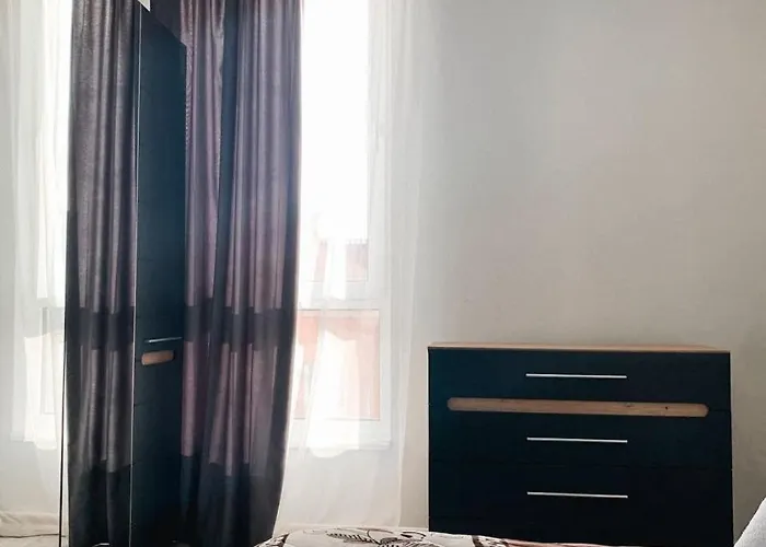 Apartmets Domovik мира 11с кв 7 вместительная трёхкомнатная *