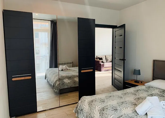 Apartmets Domovik мира 11с кв 7 вместительная трёхкомнатная