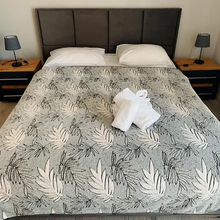 Apartmets Domovik мира 11с кв 7 вместительная трёхкомнатная * Mukachevo
