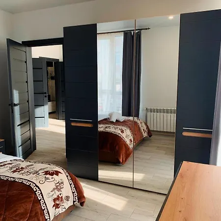 Apartmets Domovik мира 11с кв 7 вместительная трёхкомнатная Apartamento *